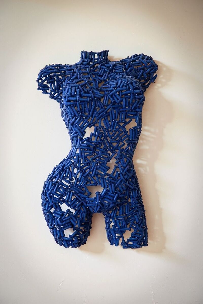 Sculpture murale en métal bleu représentant un buste féminin moderne