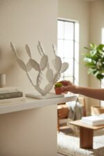 Sculpture en métal blanc en forme de cactus posée sur une étagère, décoration d’intérieur contemporaine