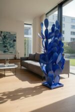 Sculpture en métal bleu en forme de cactus dans un salon contemporain lumineux