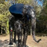 Grande sculpture d’éléphant noir réalisée en métal recyclé