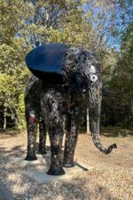 Grande sculpture d’éléphant noir réalisée en métal recyclé
