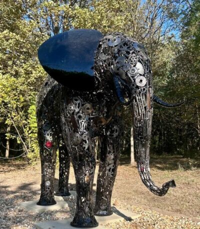 Grande sculpture d’éléphant noir réalisée en métal recyclé