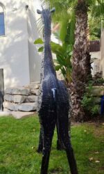 Statue de girafe réalisée à partir de métal recyclé, œuvre d’art contemporaine pour l’extérieur