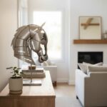 Sculpture en métal représentant une tête de cheval posée sur un meuble dans un salon lumineux