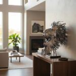 Sculpture en métal représentant une tête de lion moderne installée dans un salon design