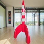 Sculpture en métal représentant une fusée rouge design de tintin, décoration moderne pour intérieur ou bureau