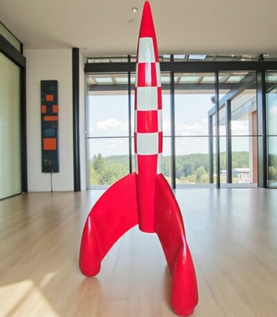 Sculpture en métal représentant une fusée rouge design de tintin, décoration moderne pour intérieur ou bureau