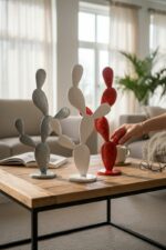 Sculptures décoratives en métal coloré en forme de cactus sur une table basse moderne
