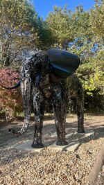 Éléphant géant en métal décoratif exposé dans un jardin design