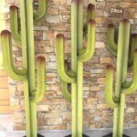 Cactus décoratif en métal vert, sculpture design pour extérieur ou mur en pierre naturelle