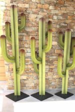 Cactus décoratif en métal vert, sculpture design pour extérieur ou mur en pierre naturelle