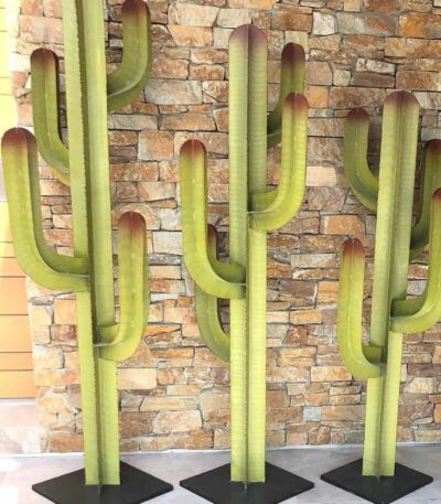 Cactus décoratif en métal vert, sculpture design pour extérieur ou mur en pierre naturelle